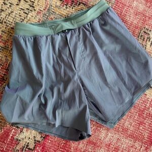 Iridescent lululemon short surge - 5 inch inseam linerless